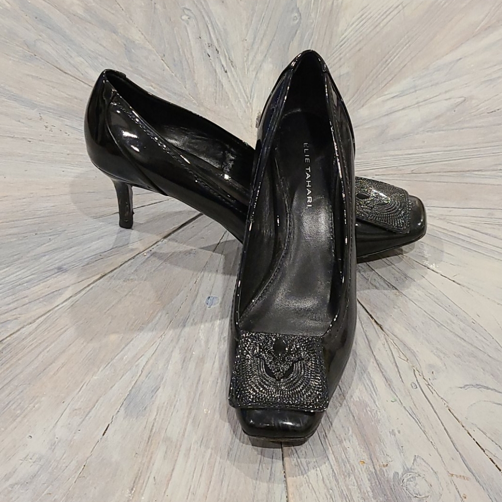 Elie Tahari blk patent leather pumps